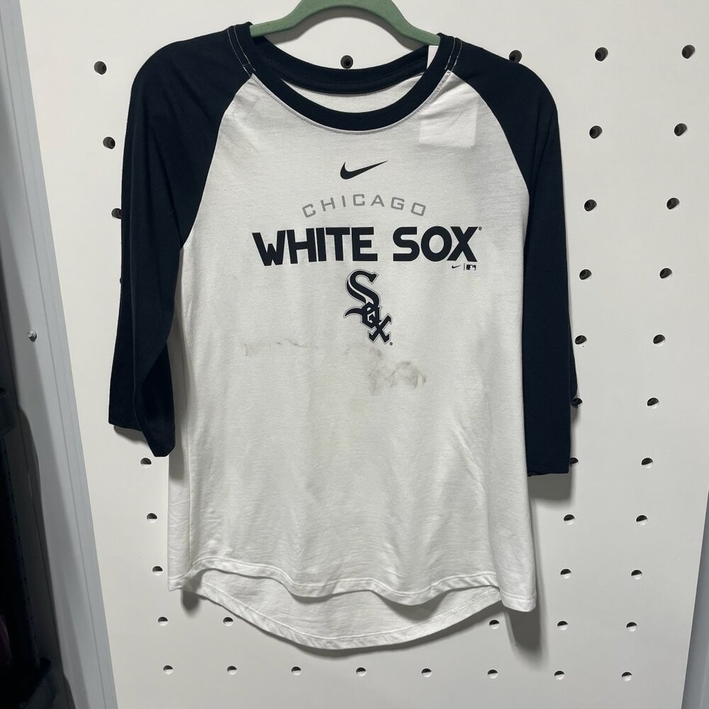 NWT Nike White Sox Long Sleeve Size Medium (Damaged)